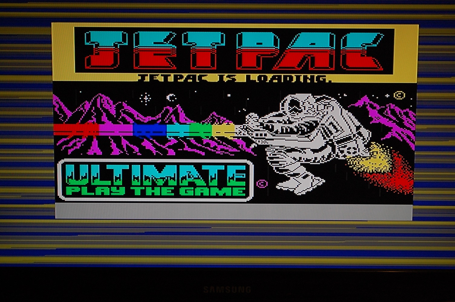 fzzz... piiii ... crackle... JetPac is loading... piii.... crackle... fzz.... Diamine!!! Valeva davvero la pena aspettare!!!