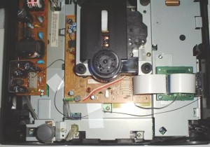 L'interno del Sega Saturn dopo l'installazione del modchip