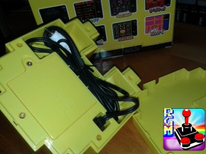 Sotto la console, cavo audio video e vano batterie.