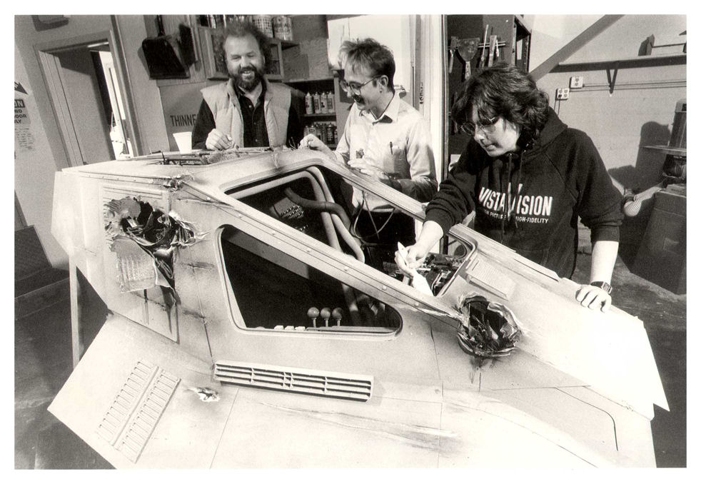 Sul pavimento di un laboratorio alla Lucasfilm Ltd., un modello del Valkyrie Class Fighter, creato per promuovere il videogame RESCUE ON FRACTALUS! Venne usato unicamente a scopo pubblicitario, per le foto sul manuale e sulla copertina della cartuccia